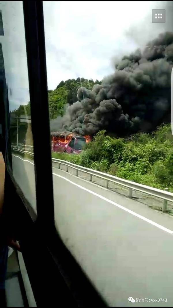 突发！旅游大巴车高速自燃 21人安全撤离