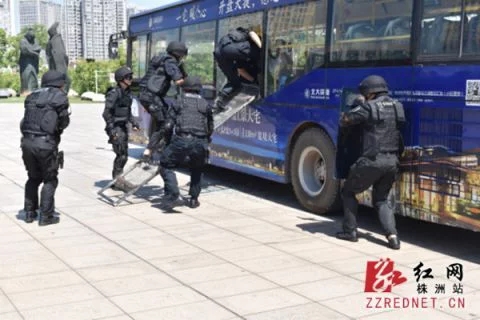 株洲市特警支队全力备战跨区域拉动演练——“南冠牌”自动破玻器保驾护航！