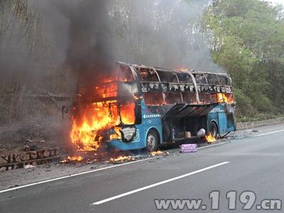 百色：高速公路大巴车着火 田东消防及时扑救