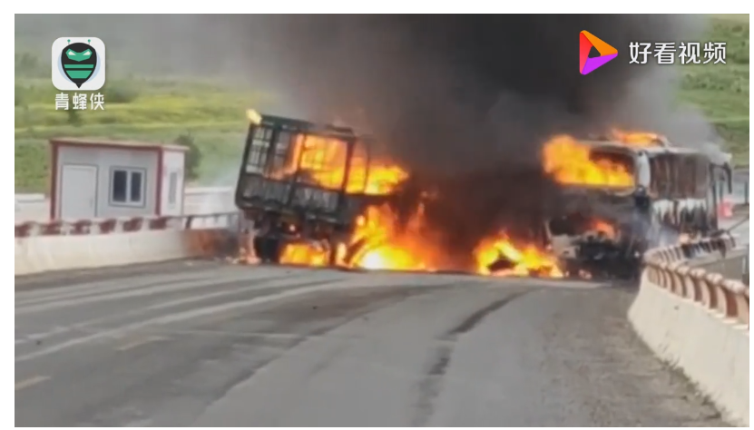 内蒙古一大客车与货车三车相撞起火：客车被烧成空壳 已致6人死亡